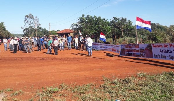 Con bloqueo de rutas piden que MOPC cumpla con construcción de caminos en Mbaracayú