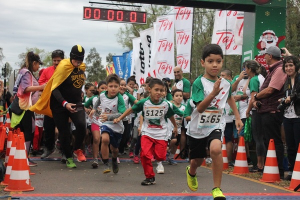 Centenar de personas en una corrida para visualizar situación de violencia