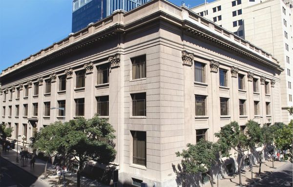 Peso frena repunte ante escaso impacto