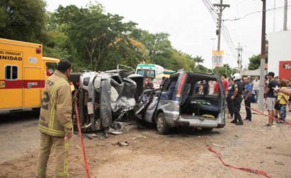 Camioneta vuelca encima de un furgón y deja 4 fallecidos