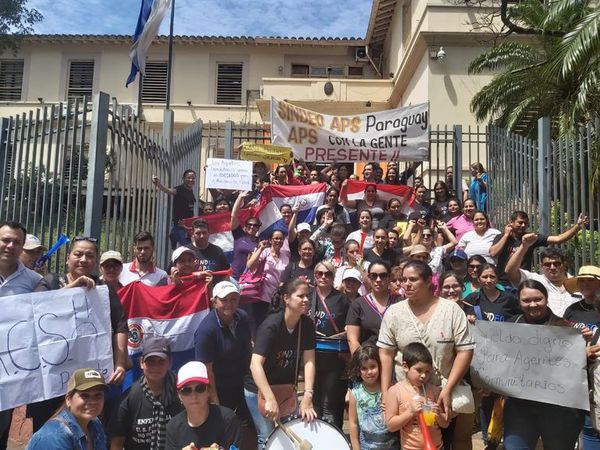 Enfermeras y obstetras se manifiestan para exigir reivindicaciones: “Pagamos la luz de nuestro bolsillo” - Nacionales - ABC Color