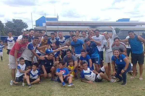 Recién este lunes, Ameliano recibirá su trofeo de campeón de la 'B'