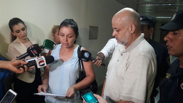Esposa de Cubas reclama banca dejado por su marido