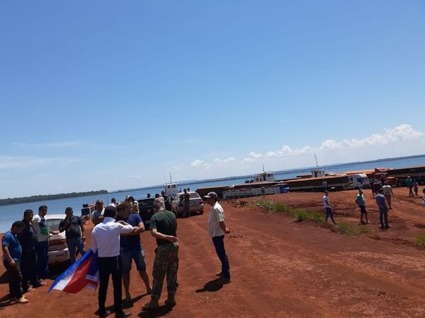 Cierran acceso al servicio de balsa en Puerto Indio y exigen asfaltado - Nacionales - ABC Color