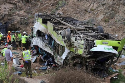 21 fallecidos al caer un autobús por un barranco en Chile » Ñanduti