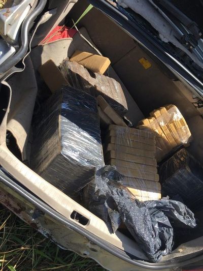 Policía vuelca vehículo con varios ladrillos de marihuana