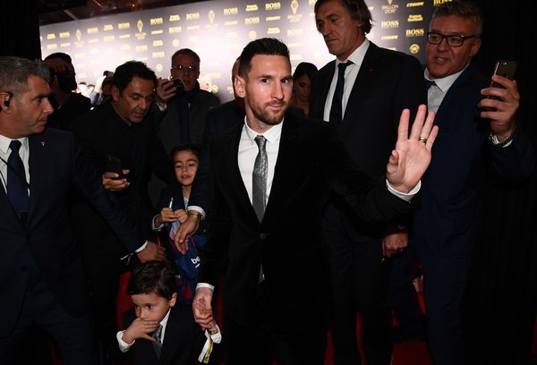 Lionel Messi recibe su sexto Balón de Oro