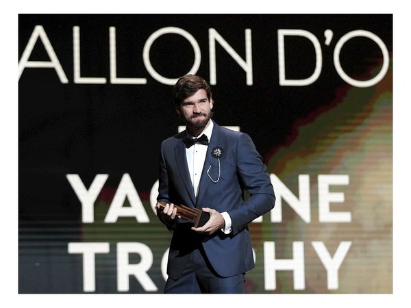 Alisson gana el primer trofeo Yashin al mejor portero