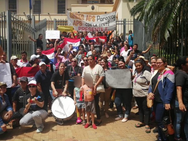 Enfermeros y agentes comunitarios protestan frente al Ministerio de Salud