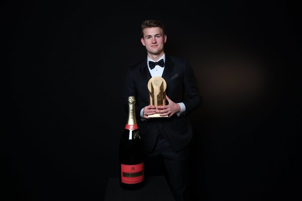 De Ligt ganó el 'Trofeo Kopa' al mejor jugador joven