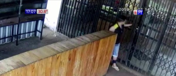 Supuesto delincuente roba local de asaditos | Noticias Paraguay