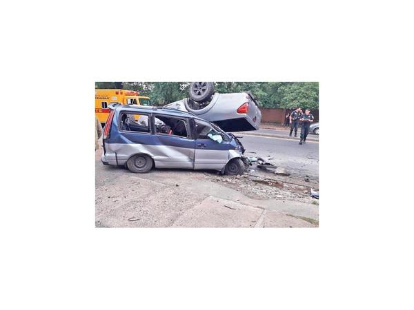 Camioneta derrapó casi 3 cuadras hasta impactar contra la furgoneta