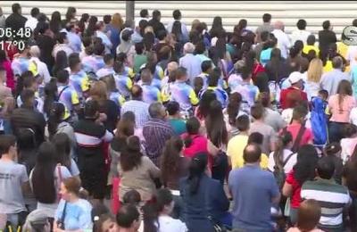 Feligreses acuden a la Basílica de Caacupé para el sexto día del novenario - SNT