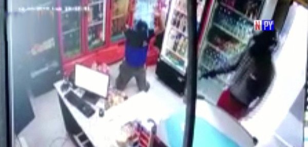 Una más de los motochorros: Desvalijaron una gasolinera | Noticias Paraguay