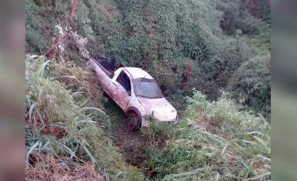 Volcó y cayó a una zanja tras perder el control