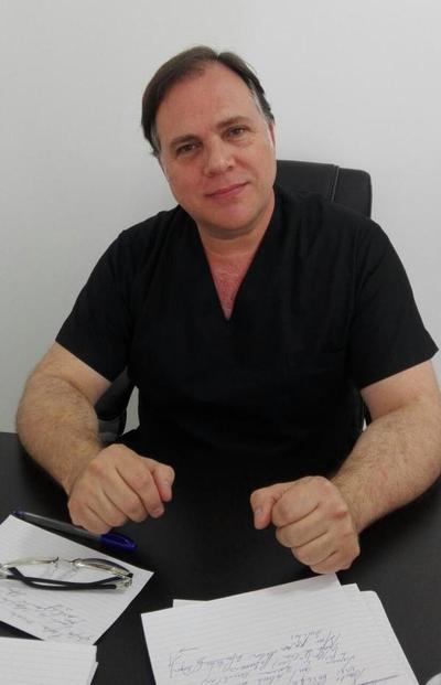 Médico argentino realiza atención médica a compatriotas. - .::RADIO NACIONAL::.