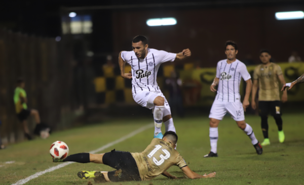 HOY / Gumarelos y legendarios disputan una final oficial 16 años después