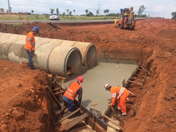 Continúan obras de drenaje en ruta 2