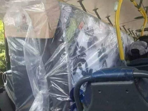 Subió su colchón al micro y armó revuelo