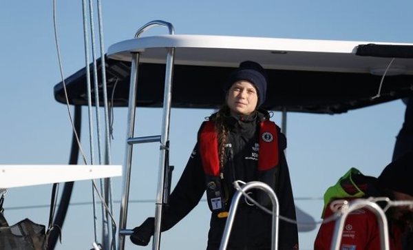 Greta Thunberg llegó a Lisboa tras 20 días en el Atlántico e irá en tren a Madrid | .::Agencia IP::.