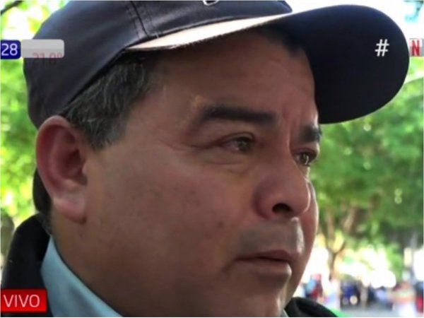 Campesino llora ante la Virgen de Caacupé por no tener qué comer