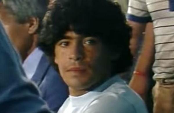 La historia de cómo la mafia italiana le robó a Maradona su Balón de Oro - SNT