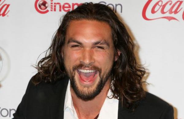 La graciosa reacción de Jason Momoa tras ser elegido el 'Hombre del año' - SNT