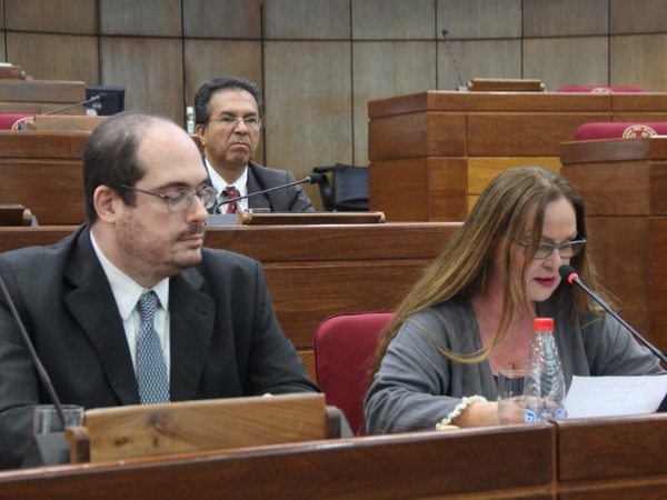 Critican contradicciones de representante de Leros