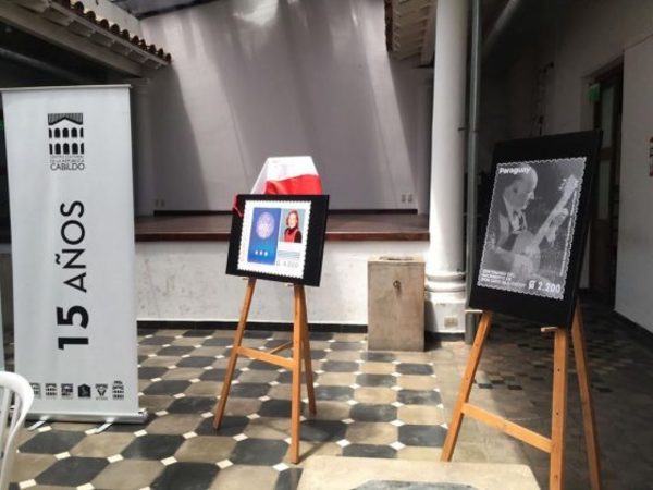 Presentan postales conmemorativos al centenario de Cayo Sila Godoy y Edith Jiménez - .::RADIO NACIONAL::.