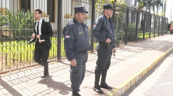 HOY / Miles de policías como guardias "privados" de políticos y entes: planean ley para reducirlos