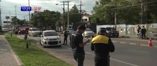 Automovilista casi arrolla a agentes de tránsito | Noticias Paraguay