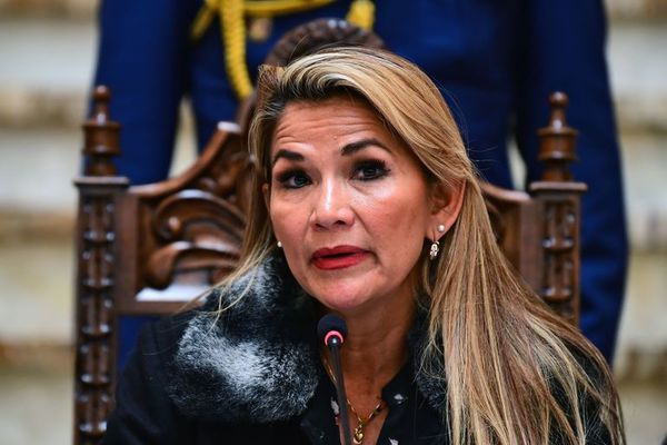 Presidenta interina de Bolivia hace los primeros ajustes en su Gobierno - Mundo - ABC Color