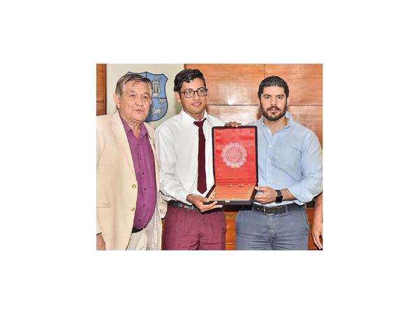 Atleta con discapacidad recibe premio e insta a no abandonar sueños