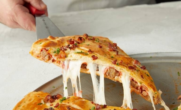 HOY / Sbarro presenta su nuevo producto: ¡Una pizza rellena!