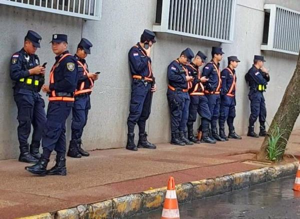 Ministro del Interior quiere 'racionalizar' policías custodios de políticos