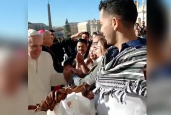 El obsequio de un alfarero paraguayo al Papa Francisco