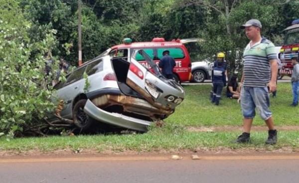 Volcó y terminó impactando por un árbol