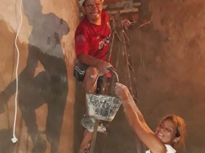 Ella  revoca paredes, es guardia y maquilladora