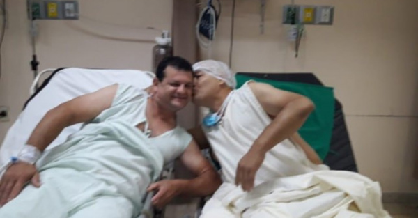 Su primo le donó su riñón y le dio un beso