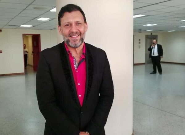 Celeste Amarilla no quiere litigar en igualdad de condiciones, asegura Víctor Bogado