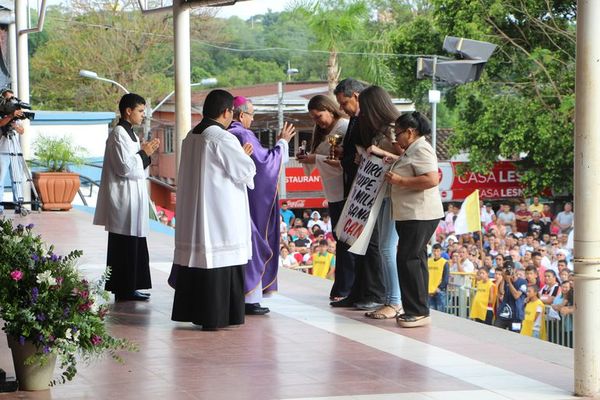 Piden a la Virgen de Caacupé cese de feminicidios - Nacionales - ABC Color