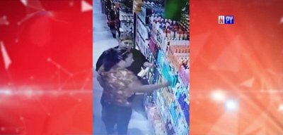 Bolsoneras en acción: Mujeres fueron captadas hurtando productos de un súper | Noticias Paraguay