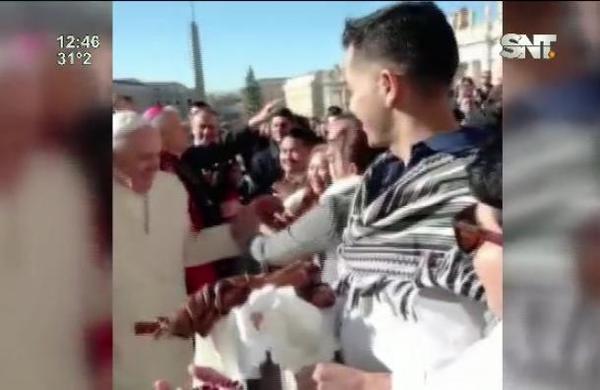 ¡El Papa Francisco recibe obsequio de alfarero paraguayo! - SNT