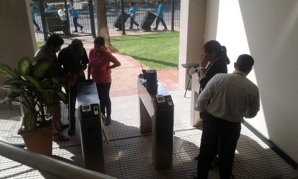 Más funcionarios con reiteradas ausencias van a ser echados del Senado, anuncian - Nacionales - ABC Color