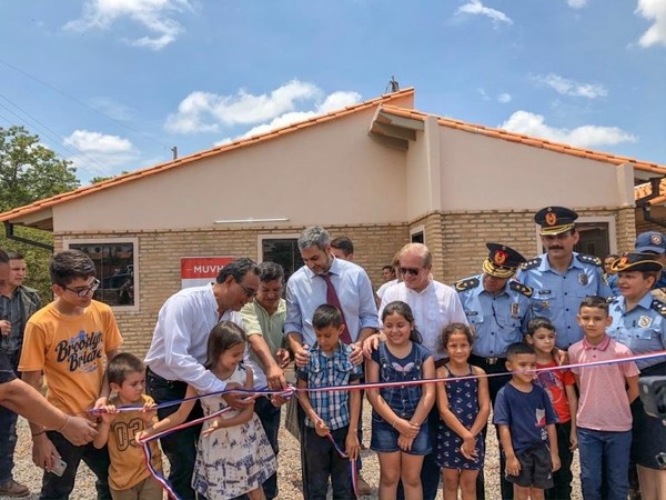 Gobierno inaugura viviendas en J. Augusto Saldívar