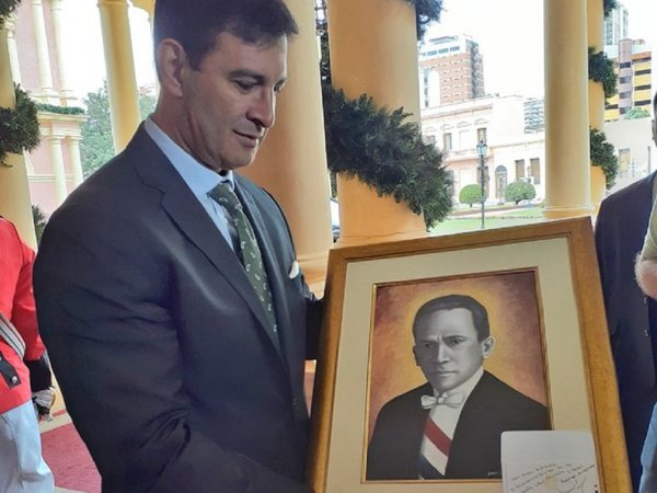 Mario Abdo obsequia retrato de Eligio Ayala a bancada del PLRA