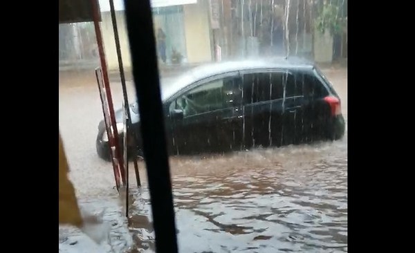 Torrencial lluvia “inunda” varios barrios de Encarnación - ADN Paraguayo