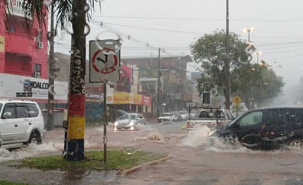 HOY / Encarnación: calles, comercios y hasta la terminal "bajo agua" a raíz de intensas lluvias