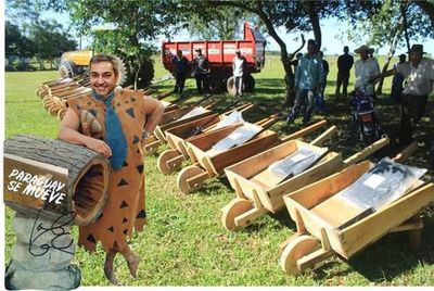 Oleros de Ñeembucú reciben carretillas de madera y redes se inundan de memes