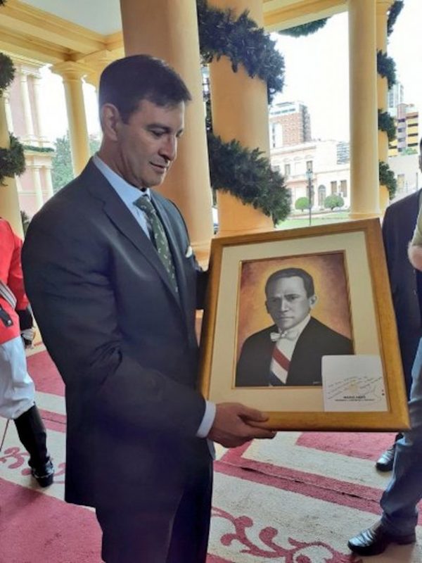 El Presidente de la república regala cuadro de Eligio Ayala a liberales | Noticias Paraguay
